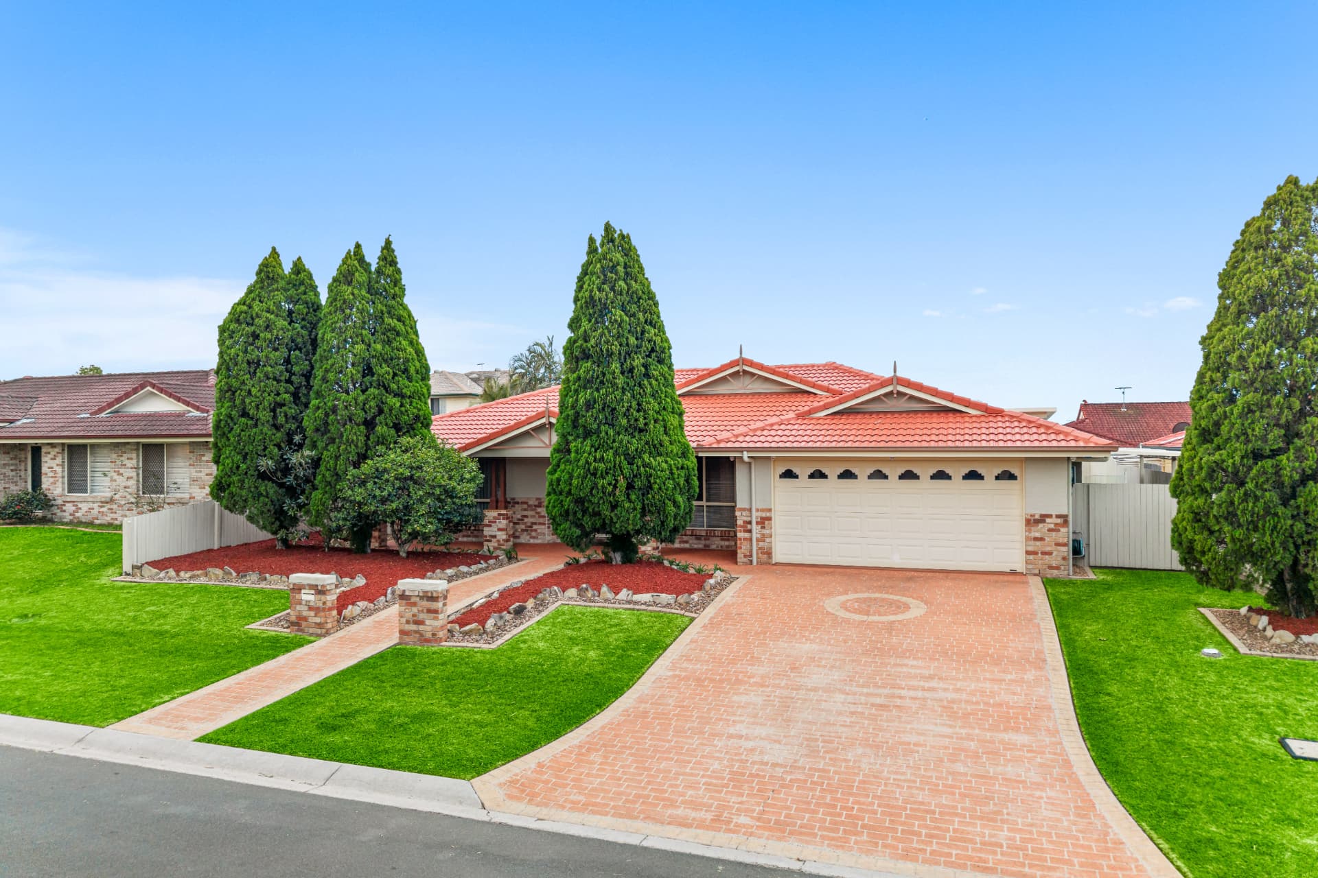 27 Greenhaven Crescent Kuraby single level brick home street view