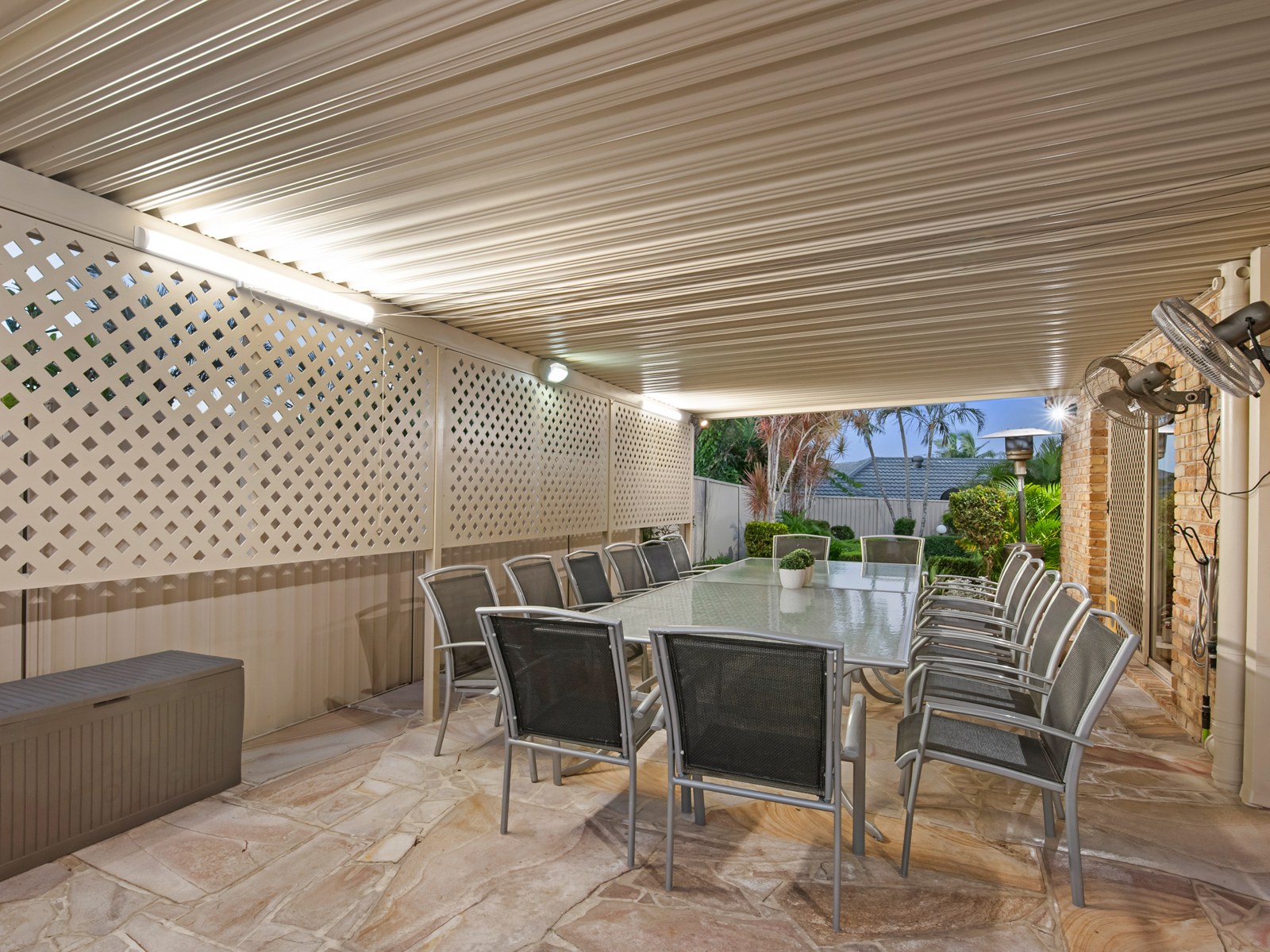 Covered patio with outdoor dining